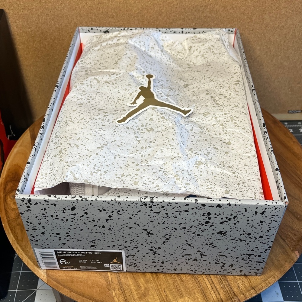 Jordan 4
Grade school
Off white/ military blue
Brand new - Picture 4 of 12